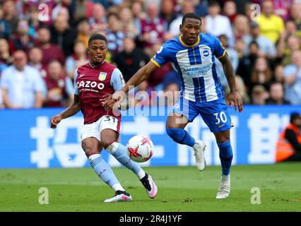 Leon Bailey (à gauche) d'Aston Villa et Pervis Estupinan de Brighton et Hove Albion se battent pour le ballon lors du match de la Premier League à Villa Park, Birmingham. Date de la photo: Dimanche 28 mai 2023. Banque D'Images