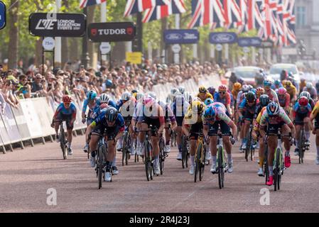 Westminster, Londres, Royaume-Uni. 28th mai 2023. La course sur route UCI Women’s WorldTour Classique Stage 3 92km a eu lieu sur un circuit dans la City de Londres et Westminster, avec les pilotes prenant 8 tours du début et de la fin dans le Mall. Environ 100 coureurs de haut niveau ont participé aux grandes équipes internationales. Après un sprint de groupe sur le Mall, le gagnant de la scène Charlotte Kool de l'équipe DSM a également remporté la victoire globale. Course pour la ligne Banque D'Images