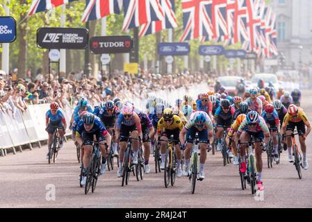 Westminster, Londres, Royaume-Uni. 28th mai 2023. La course sur route UCI Women’s WorldTour Classique Stage 3 92km a eu lieu sur un circuit dans la City de Londres et Westminster, avec les pilotes prenant 8 tours du début et de la fin dans le Mall. Environ 100 coureurs de haut niveau ont participé aux grandes équipes internationales. Après un sprint de groupe sur le Mall, le gagnant de la scène Charlotte Kool de l'équipe DSM a également remporté la victoire globale. Course pour la ligne Banque D'Images