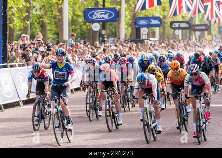 Westminster, Londres, Royaume-Uni. 28th mai 2023. La course sur route UCI Women’s WorldTour Classique Stage 3 92km a eu lieu sur un circuit dans la City de Londres et Westminster, avec les pilotes prenant 8 tours du début et de la fin dans le Mall. Environ 100 coureurs de haut niveau ont participé aux grandes équipes internationales. Après un sprint de groupe sur le Mall, le gagnant de la scène Charlotte Kool de l'équipe DSM a également remporté la victoire globale. Célébration après la fin Banque D'Images