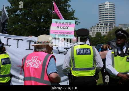 Londres, Royaume-Uni. 28 mai 2023. Les militants des droits des transgenres protestent contre-lors du discours de Posie Parker à The Reformerss' Tree à Hyde Park. Kellie-Jay Keen (alias Poe Parker) est le fondateur de Standing for Women, le rassemblement s'appelle « Laissez les femmes parler ». La police a été contrainte de séparer les militants pour les questions de genre et les manifestants pro-trans lors d'un rassemblement organisé par le militant des droits des femmes Kellie-Jay Keen. Credit: Waldemar Sikora/Alay Live News Banque D'Images