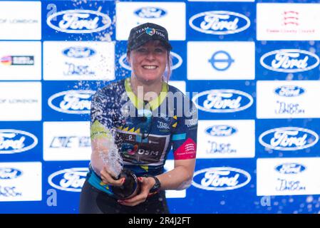 Westminster, Londres, Royaume-Uni. 28th mai 2023. La course sur route UCI Women’s WorldTour Classique Stage 3 92km a eu lieu sur un circuit dans la City de Londres et Westminster, avec les pilotes prenant 8 tours du début et de la fin dans le Mall. Environ 100 coureurs de haut niveau ont participé aux grandes équipes internationales. Le vainqueur de la scène Charlotte Kool de Team DSM a également remporté la victoire globale. Pulvérisation de champagne sur le podium Banque D'Images