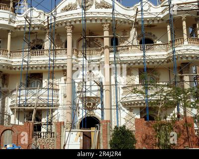 Le Caire, Egypte, 10 mai 2023: Une nouvelle villa résidentielle en construction avec des échafaudages sur les bâtiments pour la peinture et la finition de l'exter Banque D'Images