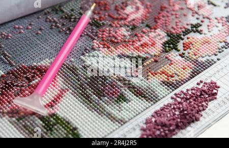 Strass multicolores et fixateur manuel pour le processus de création fait main de peinture de diamant 3d à partir de strass carrés Banque D'Images