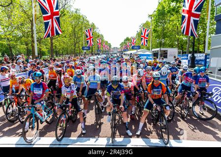 Westminster, Londres, Royaume-Uni. 28th mai 2023. La course sur route UCI Women’s WorldTour Classique Stage 3 92km a eu lieu sur un circuit dans la City de Londres et Westminster, avec les pilotes prenant 8 tours du début et de la fin dans le Mall. Environ 100 coureurs de haut niveau ont participé aux grandes équipes internationales. Les coureurs se sont rassemblés au départ sur le Mall Banque D'Images