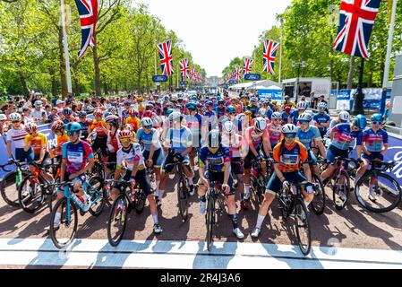 Westminster, Londres, Royaume-Uni. 28th mai 2023. La course sur route UCI Women’s WorldTour Classique Stage 3 92km a eu lieu sur un circuit dans la City de Londres et Westminster, avec les pilotes prenant 8 tours du début et de la fin dans le Mall. Environ 100 coureurs de haut niveau ont participé aux grandes équipes internationales. Les coureurs se sont rassemblés au départ sur le Mall Banque D'Images