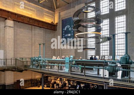 Une installation d'éclairage près de l'entrée de l'ascenseur 109 à Battersea Power Station , aujourd'hui une destination de loisirs et de shopping, Londres ,SW11 Banque D'Images