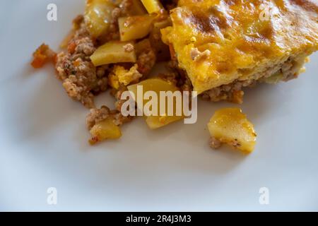 La Moussaka - une spécialité des Balkans traditionnels avec la viande hachée et de pommes de terre Banque D'Images