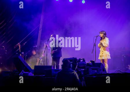 Warrington, Cheshire, Royaume-Uni. 27th mai 2023. Royaume-Uni - le Neighborhood Weekender Music Festival a eu lieu le samedi et le dimanche dans le parc Victoria. La chanteuse-compositrice de Glasgow, Rianne Downey, a rejoint Paul Heaton sur la scène principale samedi soir. Crédit : John Hopkins/Alay Live News Banque D'Images