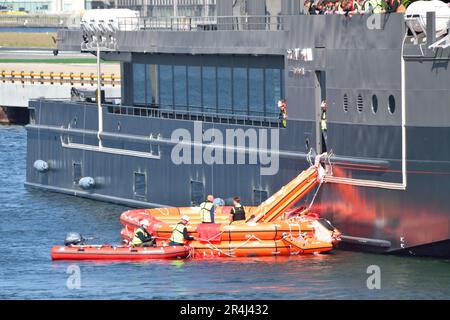 Le nouveau navire de divertissement à batterie OceanDiva London subit des essais de radeau de sauvetage dans les Royal Docks de Londres Banque D'Images