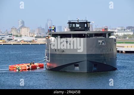 Le nouveau navire de divertissement à batterie OceanDiva London subit des essais de radeau de sauvetage dans les Royal Docks de Londres Banque D'Images