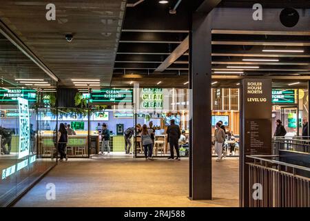 Les gens mangeant au Clean Kitchen Club, un restaurant végétalien à l'intérieur de turbine Hall B à Battersea Power Station, Londres, SW11 Banque D'Images