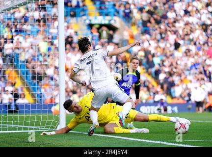 Le gardien de but Tottenham Hotspur Fraser Forster sauve le ballon de Brenden Aaronson de Leeds United lors du match de la Premier League à Elland Road, Leeds. Date de la photo: Dimanche 28 mai 2023. Banque D'Images