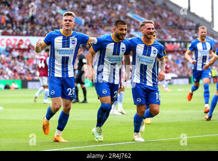 Deniz Undav (au centre) de Brighton et Hove Albion fête un but peu avant qu'il ne soit refusé pendant le match de la Premier League à Villa Park, Birmingham. Date de la photo: Dimanche 28 mai 2023. Banque D'Images