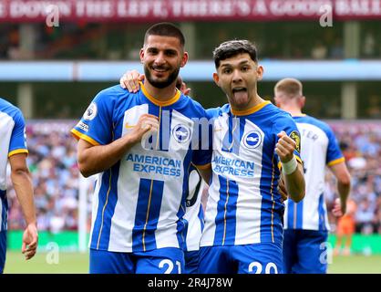 Deniz Undav (à gauche) de Brighton et Hove Albion célèbre un but peu avant qu'il ne soit refusé pendant le match de la Premier League à Villa Park, Birmingham. Date de la photo: Dimanche 28 mai 2023. Banque D'Images