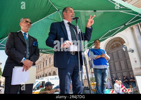 Un homme prononce un discours pendant la démonstration. Manifestation sur la Piazza Santi Apostoli organisée par l'Associazione pensionati Polizia di Stato 94°Corso Antiochia (Association de la police d'Etat retraitée 94th course Antiochia) pour exiger la normalisation des coefficients de transformation prévus par la loi budgétaire de 2021, appliqués aux pensions par l'INPS (l'institution nationale de sécurité sociale) Et les faire égaux à ceux appliqués aux membres de l'Arma dei Carabinieri ou de la brigade des pompiers. Banque D'Images