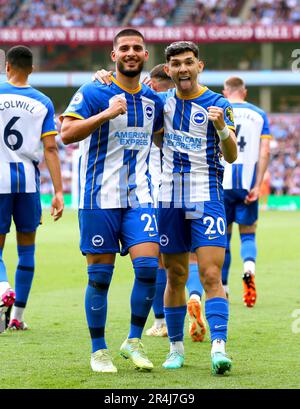 Deniz Undav (à gauche) de Brighton et Hove Albion célèbre un but peu avant qu'il ne soit refusé pendant le match de la Premier League à Villa Park, Birmingham. Date de la photo: Dimanche 28 mai 2023. Banque D'Images