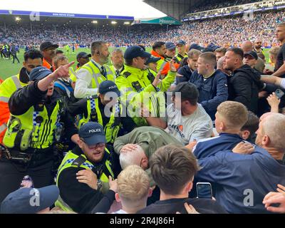 Les partisans de Leeds United s'opposent à la police dans le stand sud d'Elland Road à la suite de leur relégation de la Premier League le 28th mai 2023. Banque D'Images