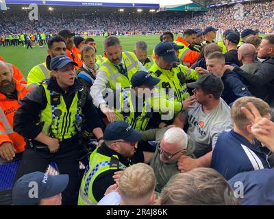 Les partisans de Leeds United s'opposent à la police dans le stand sud d'Elland Road à la suite de leur relégation de la Premier League le 28th mai 2023. Banque D'Images