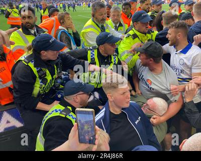 Les partisans de Leeds United s'opposent à la police dans le stand sud d'Elland Road à la suite de leur relégation de la Premier League le 28th mai 2023. Banque D'Images