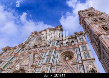 Vue urbaine typique de Florence: La façade principale de la cathédrale de Santa Maria del Fiore avec la tour de la cloche de Giotto, Italie. Banque D'Images