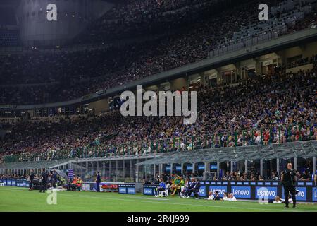 Une vue générale à l'intérieur du stade avec les supporters du FC Internazionale lors du match de football 2022/23 entre le FC Internazionale et Atalanta BC at Banque D'Images