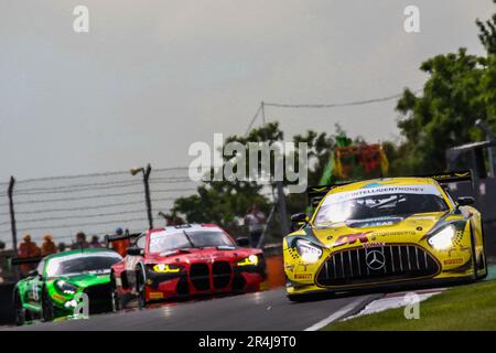 Circuit Donington Park, Leicestershire. 28 mai 2023. Le #4 2 Seas Motorsport Mercedes-AMG GT3 conduit par James Cottingham & Jonny Adam GT3 Pro-Am cours de la ronde 4 de l'Intelligent Money British GT Championship au circuit Donington Park, Leicestershire. 28 mai 2023. Credit: Jurek Biegus/Alamy Live News Banque D'Images