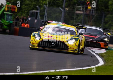 Circuit Donington Park, Leicestershire. 28 mai 2023. Le #4 2 Seas Motorsport Mercedes-AMG GT3 conduit par James Cottingham & Jonny Adam GT3 Pro-Am cours de la ronde 4 de l'Intelligent Money British GT Championship au circuit Donington Park, Leicestershire. 28 mai 2023. Credit: Jurek Biegus/Alamy Live News Banque D'Images