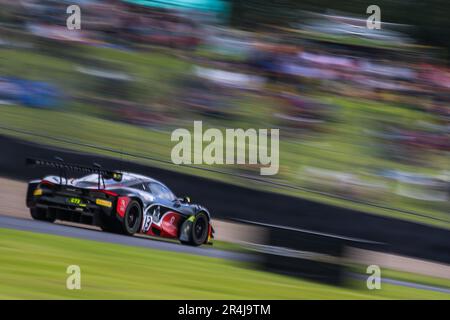 Circuit Donington Park, Leicestershire. 28 mai 2023. Le laboratoire de COURSE n°13 McLaren 720s GT3 Evo conduit par Lucky Khera & Euan Hankey GT3 Pro-Am au cours de la manche 4 du Championnat britannique Intelligent Money GT au circuit Donington Park, Leicestershire. 28 mai 2023. Credit: Jurek Biegus/Alamy Live News Banque D'Images