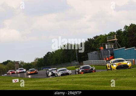 Circuit Donington Park, Leicestershire. 28 mai 2023. La Mercedes-AMG 4 2 Seas Motorsport GT3, conduite par James Cottingham & Jonny Adam GT3 Pro-Am, est en tête du classement lors de la manche 4 du Championnat britannique Intelligent Money GT au circuit Donington Park, Leicestershire. 28 mai 2023. Credit: Jurek Biegus/Alamy Live News Banque D'Images