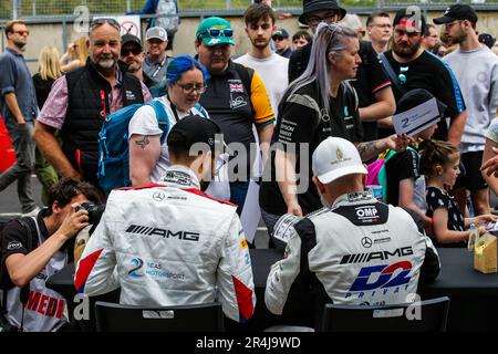 Circuit Donington Park, Leicestershire. 28 mai 2023. Les fans font la queue pour obtenir les autographes des pilotes 2 Seas Motorsport Mercedes-AMG GT3 Jules Gounon et Ian Loggie au cours de la ronde 4 du Championnat britannique Intelligent Money GT au circuit Donington Park, Leicestershire. 28 mai 2023. Credit: Jurek Biegus/Alamy Live News Banque D'Images