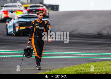 Circuit Donington Park, Leicestershire. 28 mai 2023. Stuart Middleton, pilote de Raceway Motorsport Ginetta G56 GT4, retourne à sa voiture après avoir atterri dans le piège à gravier suite à un échec de suspension au cours de la ronde 4 du Championnat britannique Intelligent Money GT sur le circuit de Donington Park, dans le Leicestershire. 28 mai 2023. Credit: Jurek Biegus/Alamy Live News Banque D'Images