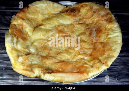 Meshaltet de feteer égyptien, couches sur des couches de pâte à pâtisserie avec des charges de ghee ou de beurre entre les deux, une des célèbres recettes de pâtisserie égyptienne, un fl Banque D'Images