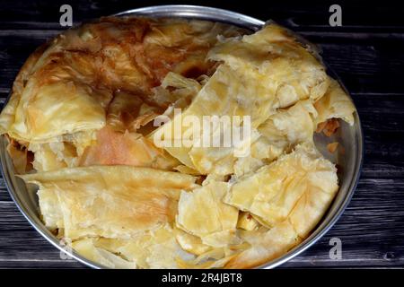 Meshaltet de feteer égyptien, couches sur des couches de pâte à pâtisserie avec des charges de ghee ou de beurre entre les deux, une des célèbres recettes de pâtisserie égyptienne, un fl Banque D'Images