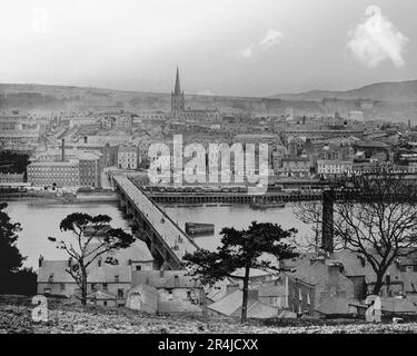 Vue de la fin du siècle 19th sur le pont Craigavon au-dessus de la rivière Foyle érigé en 1863, un peu plus en amont pour remplacer un pont en bois antérieur. Derry City, alias Londonderry City, la deuxième plus grande ville d'Irlande du Nord. La vieille ville fortifiée se trouve sur la rive ouest (loin) de la rivière Foyle. Banque D'Images