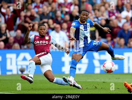 Leon Bailey (à gauche) d'Aston Villa et Pervis Estupinan de Brighton et Hove Albion se battent pour le ballon lors du match de la Premier League à Villa Park, Birmingham. Date de la photo: Dimanche 28 mai 2023. Banque D'Images