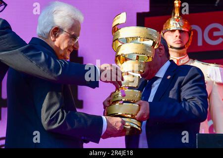 Rome, Italie. 28th mai 2023. Rome, Rome, Italie, 28 mai 2023, Mattarella avec Trofeo Senza Fine - Giro d'Italia 2023 en 21 étapes - Roma - Roma - Giro d'Italia crédit: Live Media Publishing Group/Alay Live News Banque D'Images