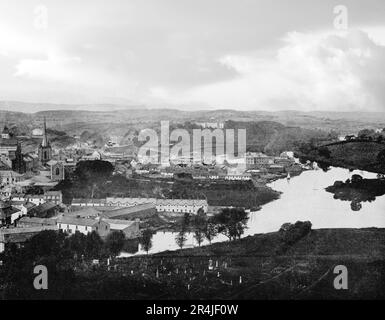 Vue de la fin du siècle 19th sur Enniskillen, dans le comté de Fermanagh, en Irlande du Nord. Situé entre les sections supérieure et inférieure de Lough Erne, le château fut construit au 15th siècle comme un bastion des Maguires, avant d'être sous contrôle anglais au début du 17th siècle. Le château et la ville ont été agrandis pendant la plantation d'Ulster. Banque D'Images