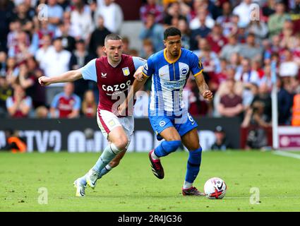 John McGinn (à gauche) d'Aston Villa et Levi Colwill de Brighton et Hove Albion se battent pour le ballon lors du match de la Premier League à Villa Park, Birmingham. Date de la photo: Dimanche 28 mai 2023. Banque D'Images