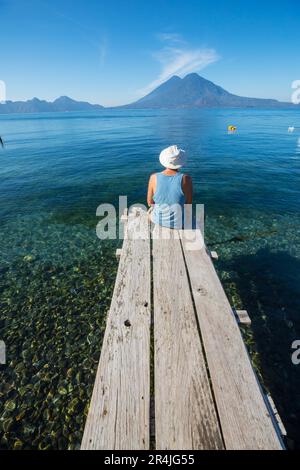 Tourisme sur le beau lac Atitlan dans les montagnes du Guatemala, Amérique centrale Banque D'Images