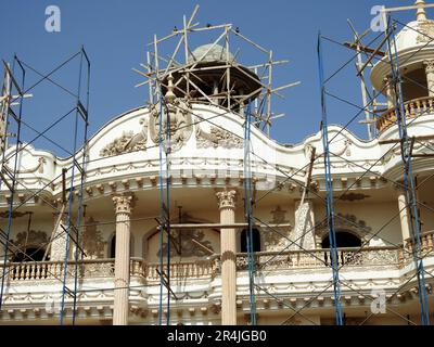 Le Caire, Egypte, 10 mai 2023: Une nouvelle villa résidentielle en construction avec des échafaudages sur les bâtiments pour la peinture et la finition de l'exter Banque D'Images