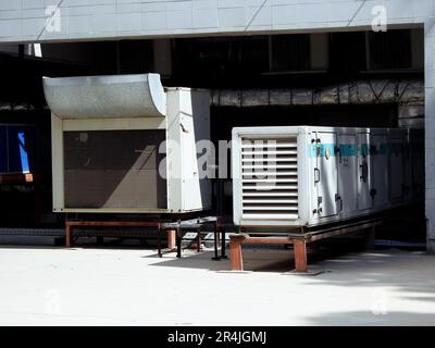 Le Caire, l'Egypte, 13 mai 2023: Unités externes du système de climatisation avec les compresseurs, les refroidisseurs, le système d'aération et de refroidissement, priorité sélective d'un Banque D'Images