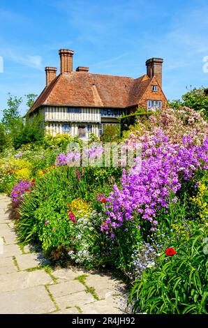 Grande maison Dixter et jardin, au printemps, Northiam, East Sussex, Royaume-Uni Banque D'Images