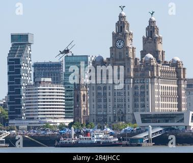 Liverpool Pier Head, Liverpool, Merseyside, Angleterre. 27th mai 2023. Navy Wings Fairey Swordfish W5856, le plus ancien survivant des airey Swordfish dans le monde se produit lors de la bataille de l'Atlantique 80th anniversaire à Pier Head. (Image de crédit : ©Cody Froggatt/Alamy Live News) Banque D'Images