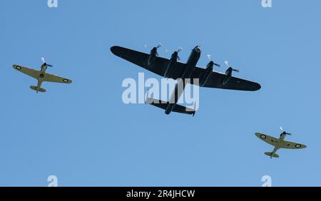 Liverpool Pier Head, Liverpool, Merseyside, Angleterre. 27th mai 2023. Battle of Britain Memorial Fly effectue un flipast avec le Spitfire, Lancaster et l'ouragan en formation au-dessus de Liverpool, pendant la bataille de l'Atlantique 80th anniversaire à Pier Head. (Image de crédit : ©Cody Froggatt/Alamy Live News) Banque D'Images