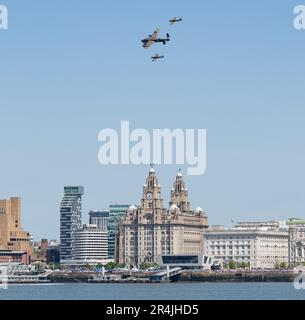 Liverpool Pier Head, Liverpool, Merseyside, Angleterre. 27th mai 2023. Battle of Britain Memorial Fly effectue un flipast avec le Spitfire, Lancaster et l'ouragan en formation au-dessus de Liverpool, pendant la bataille de l'Atlantique 80th anniversaire à Pier Head. (Image de crédit : ©Cody Froggatt/Alamy Live News) Banque D'Images