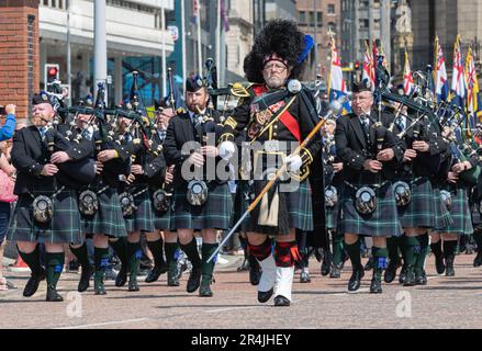 Liverpool Pier Head, Liverpool, Merseyside, Angleterre. 28th mai 2023. Les Pipers jouent au fil du défilé, lors de la bataille de l'Atlantique 80th anniversaire à Pier Head. (Image de crédit : ©Cody Froggatt/Alamy Live News) Banque D'Images