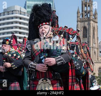 Liverpool Pier Head, Liverpool, Merseyside, Angleterre. 28th mai 2023. Les Pipers jouent au fil du défilé, lors de la bataille de l'Atlantique 80th anniversaire à Pier Head. (Image de crédit : ©Cody Froggatt/Alamy Live News) Banque D'Images