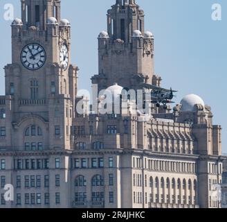 Liverpool Pier Head, Liverpool, Merseyside, Angleterre. 27th mai 2023. Navy Wings Fairey Swordfish W5856, le plus ancien survivant des airey Swordfish dans le monde se produit lors de la bataille de l'Atlantique 80th anniversaire à Pier Head. (Image de crédit : ©Cody Froggatt/Alamy Live News) Banque D'Images