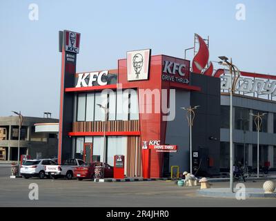 Le Caire, Egypte, 20 mai 2023: Kentucky Fried Chicken restaurant KFC dans une station-service avec un drive, une chaîne de restauration rapide américaine headqua Banque D'Images